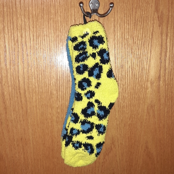 2 PK of Mickey & Minnie Mouse Fuzzy Socks NWT - Picture 8 of 16